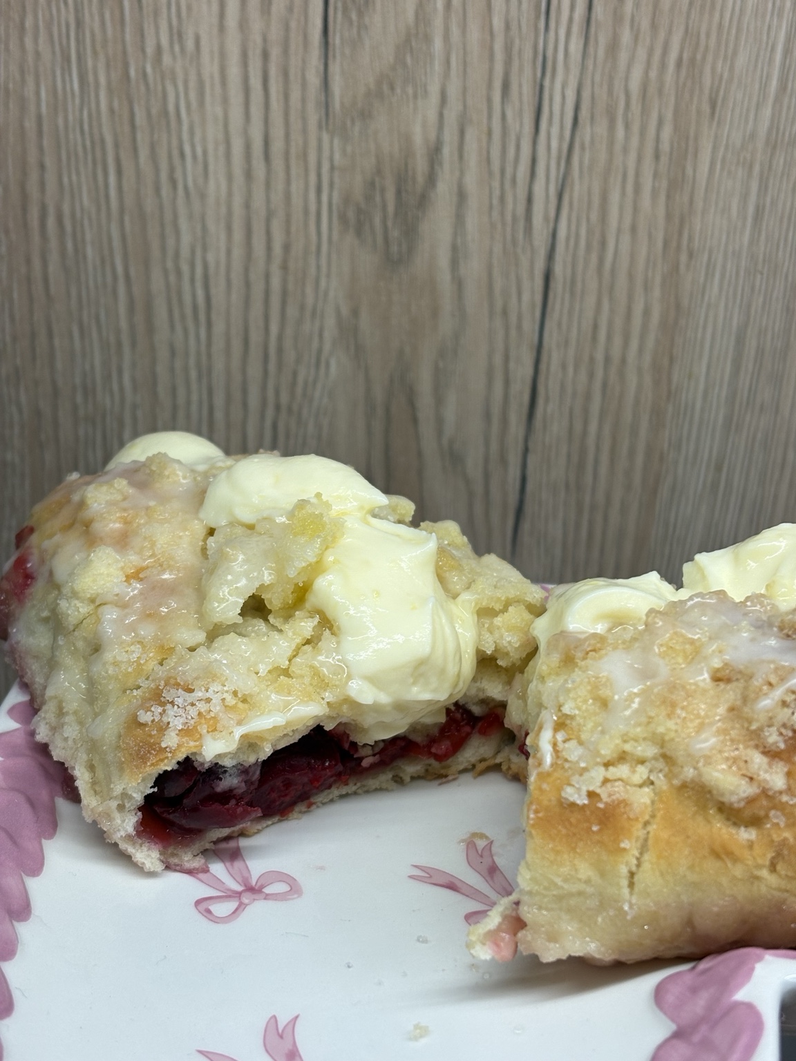 Domowe drożdżówki z wiśniami